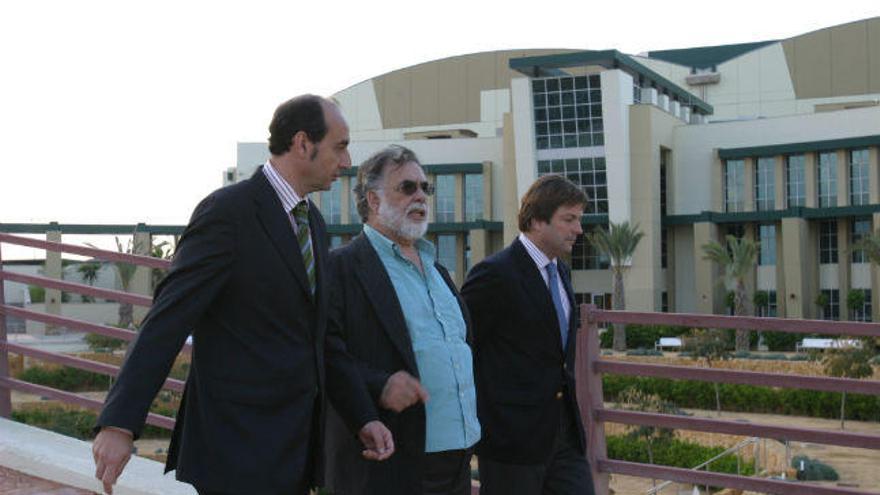 Coppola, en el centro, junto a Rodríguez Galant y José Luis Villanueva, en una visita a Ciudad de la Luz en 2007