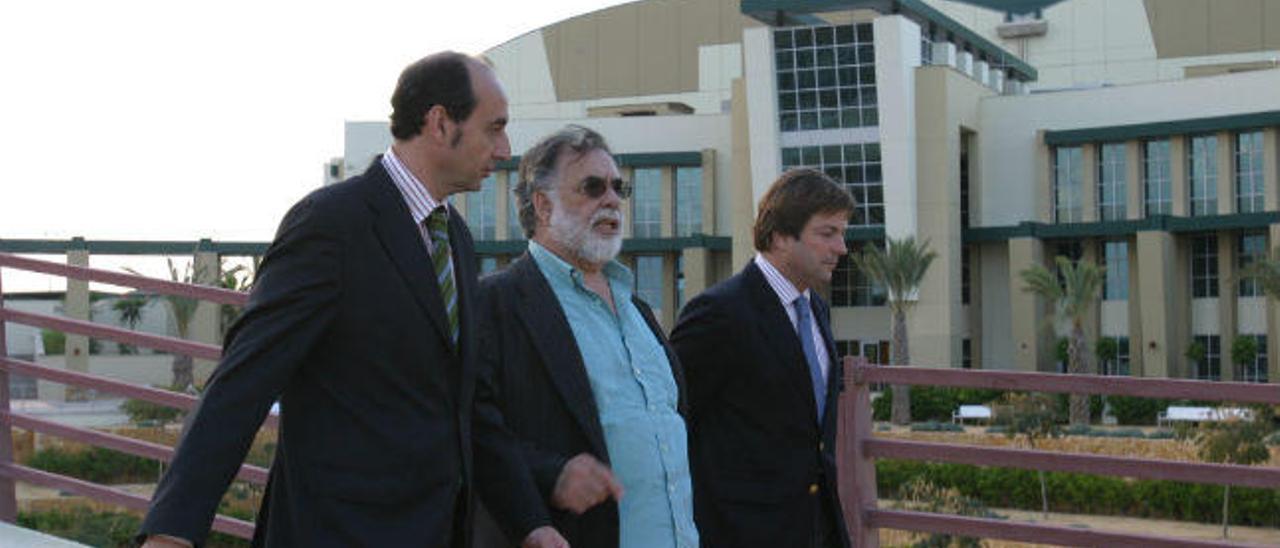 Coppola, en el centro, junto a Rodríguez Galant y José Luis Villanueva, en una visita a Ciudad de la Luz en 2007