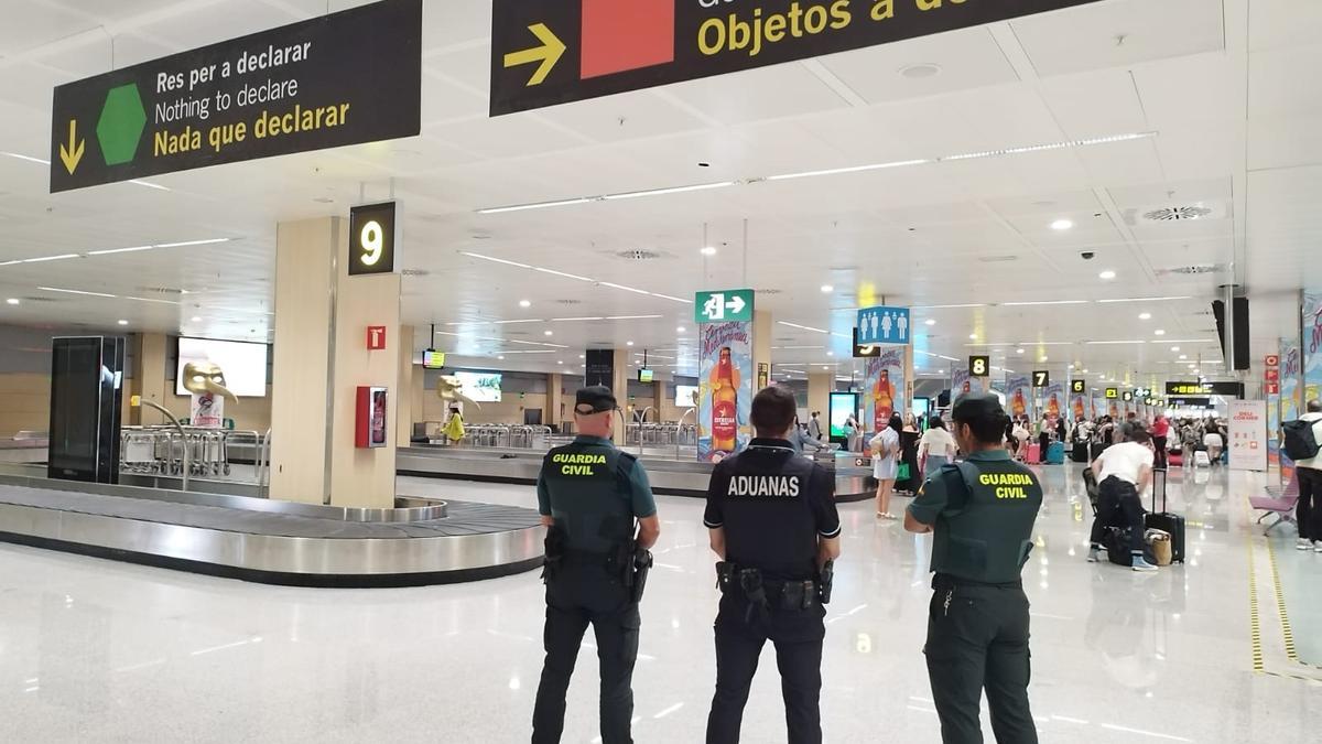 Agentes de Guardia Civil y Vigilancia Aduanera, en el aeropuerto de Ibiza.