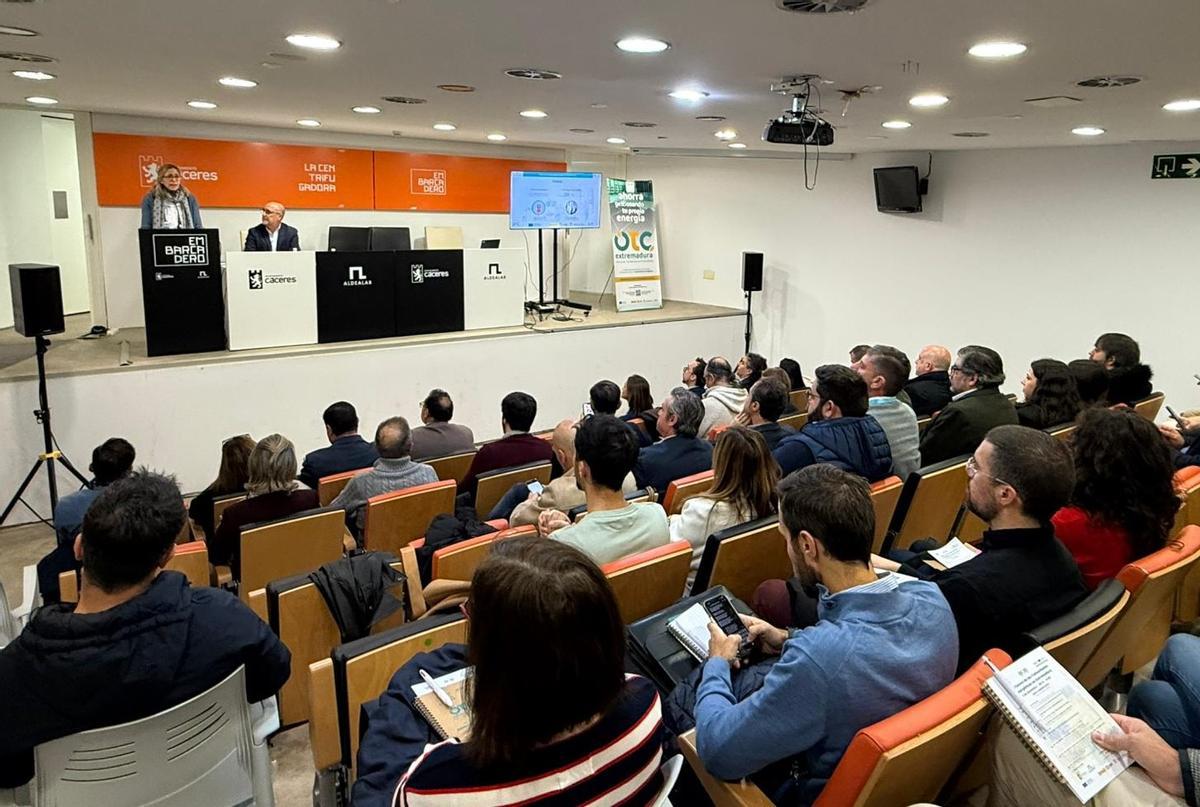 Mesa de apertura de la jornada 'El futuro de las Comunidades Energéticas de Extremadura'.