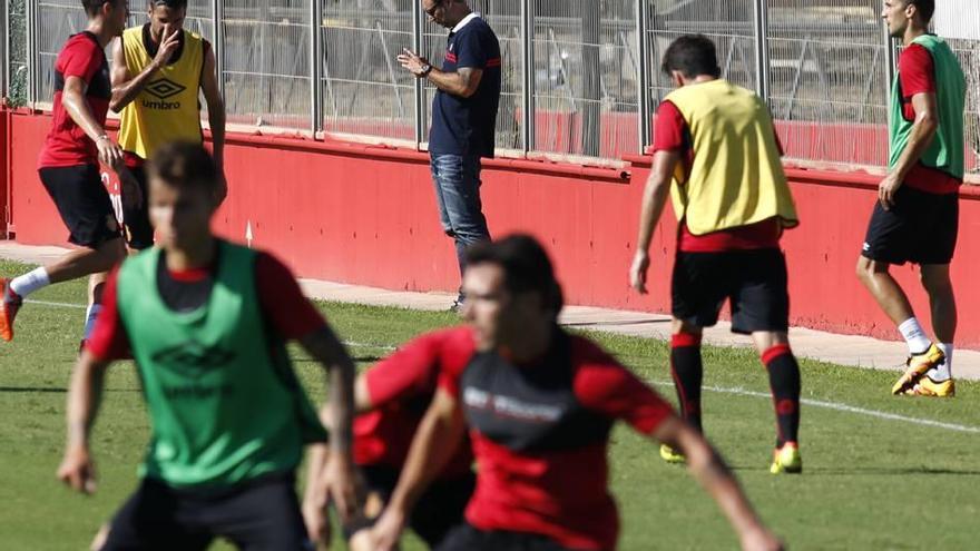 Javi Recio consulta el móvil en el entrenamiento de ayer.