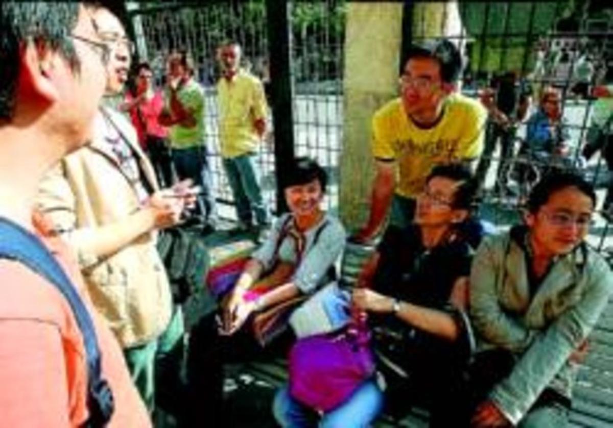Un grup de turistes xinesos visiten la Sagrada Família, dissabte.