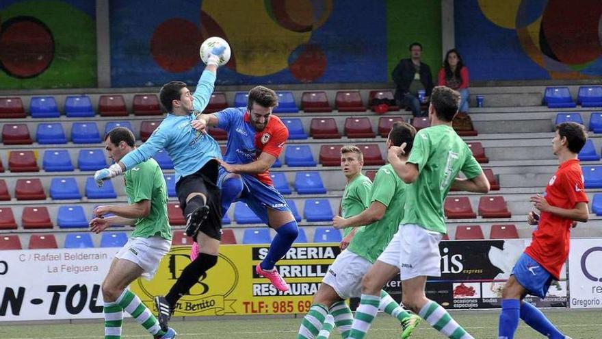 Castiello disputa un balón ante Ramón, cancerbero del Llanes.