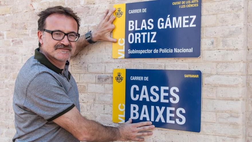 Giuseppe Grezzi, con las nuevas placas de las calles.