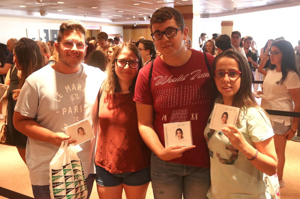 Firma de discos de Mireya de OT en Málaga