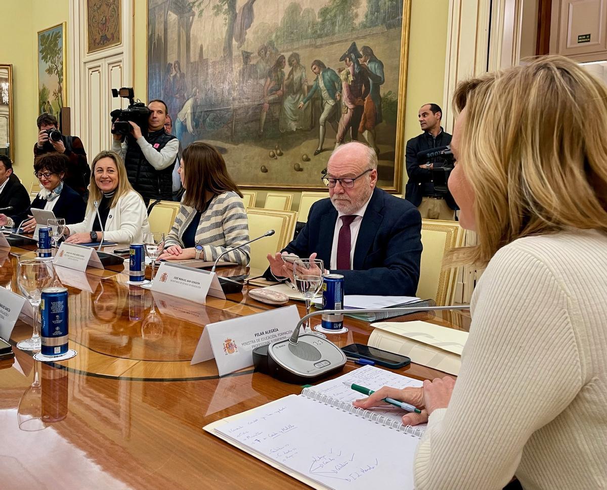 La reunión de la ministra Pilar Alegría con las comunidades autónomas para abordar el uso del móvil en los centros educativos; con Lydia Espina, tercera por la izquierda.