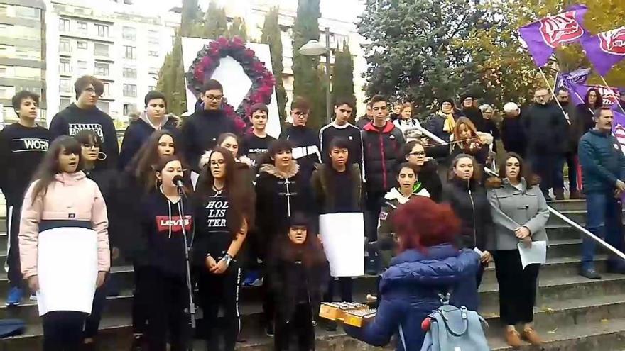 El coro del IES Universidad Laboral se suma al Día Internacional contra la Violencia de Género