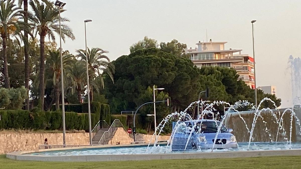 Imagen del vehículo dentro de la fuente de los Jesuitas en la Gran Vía de Alicante.