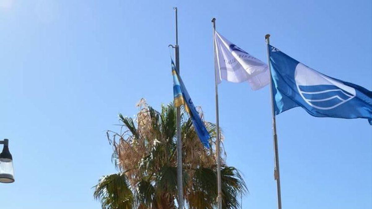 Bandera azul en una playa de la Región de Murcia.