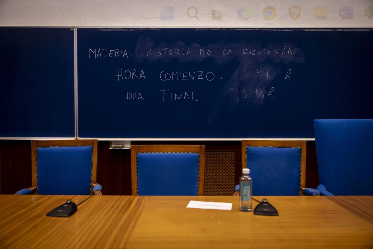Pizarra de una de las aulas de la Facultad de Ciencias de Zaragoza en las que se ha examinado de la PAU extraordinaria, este martes.