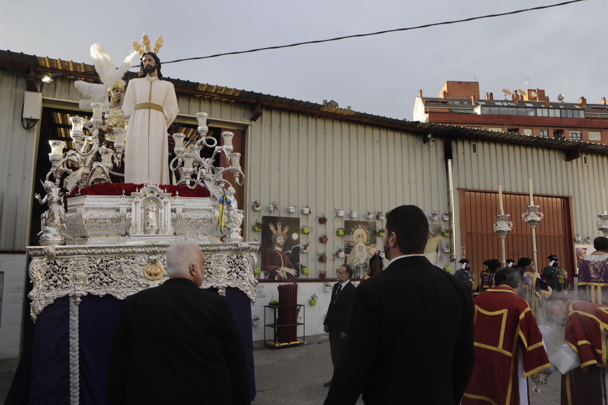 Los Estudiantes llevan al Señor de la Sentencia desde el cielo al Paraíso