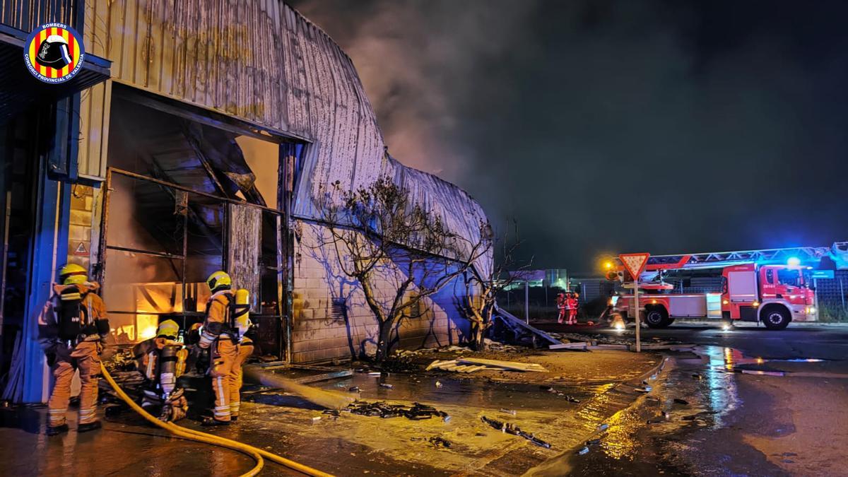 Un incendio calcina un nave industrial de una empresa de cosmética en Sagunt