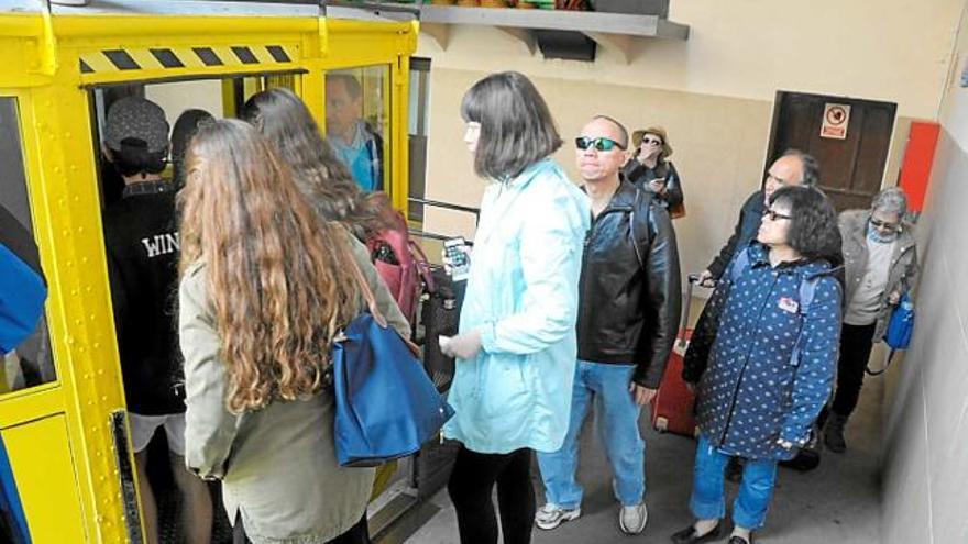 Passatgers agafant l&#039;aeri per pujar a Montserrat, ahir al matí