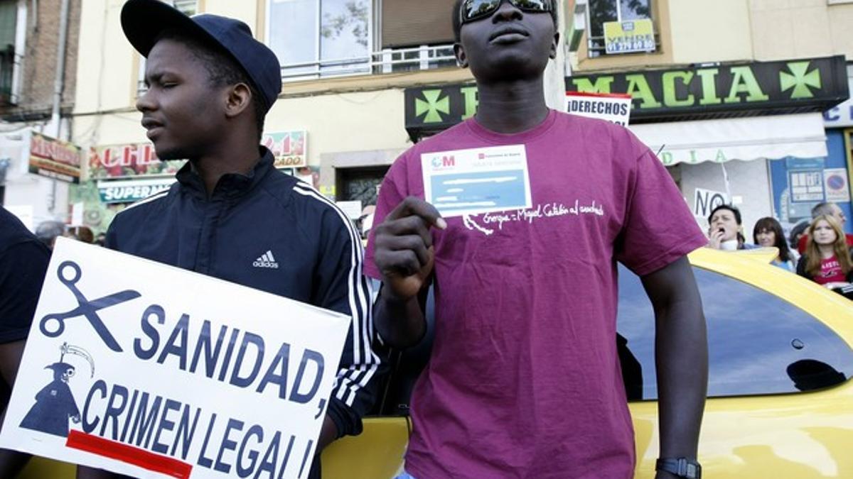 Dos inmigrantes, durante la protesta.