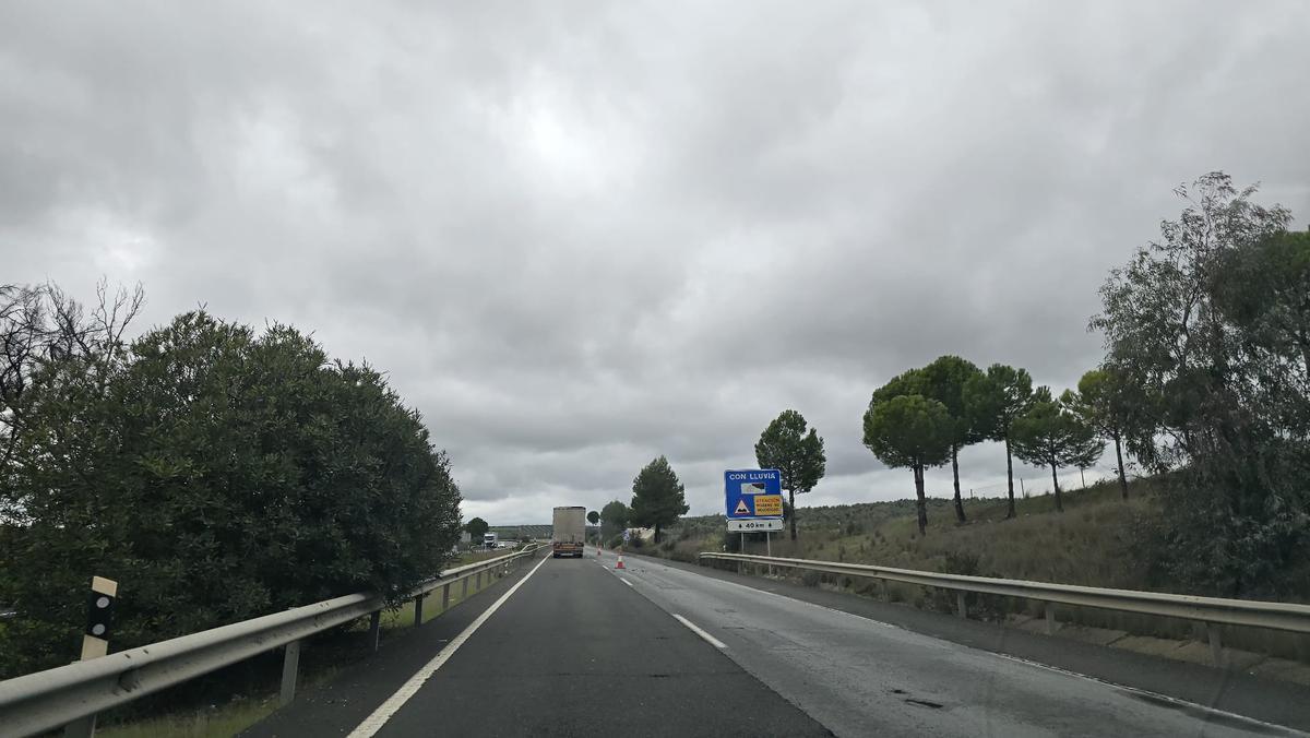 Indicaciones por la lluvia en un panel de la A 4 en la provincia de Córdoba.