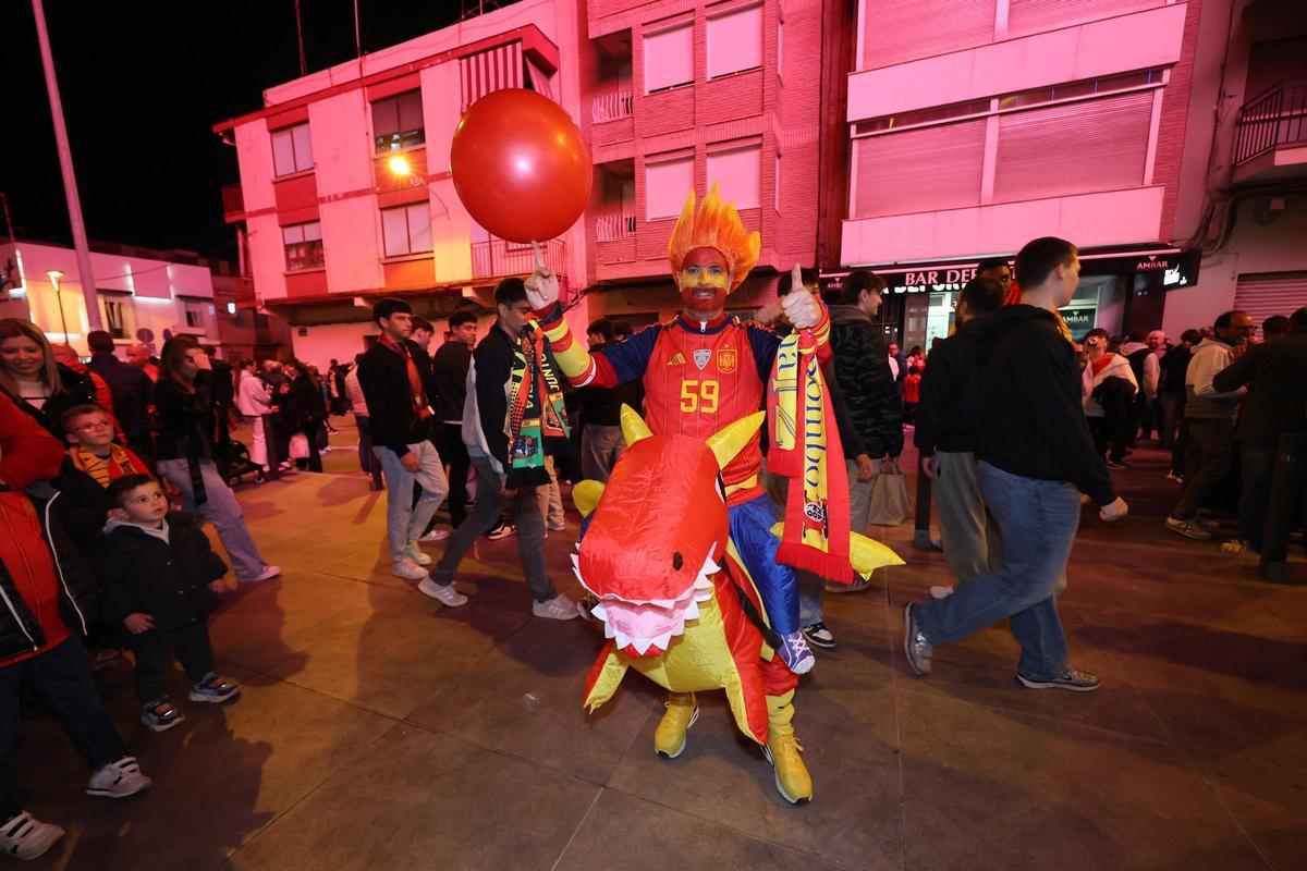 Galería | Ambientazo en La Cerámica para vivir el España-Serbia