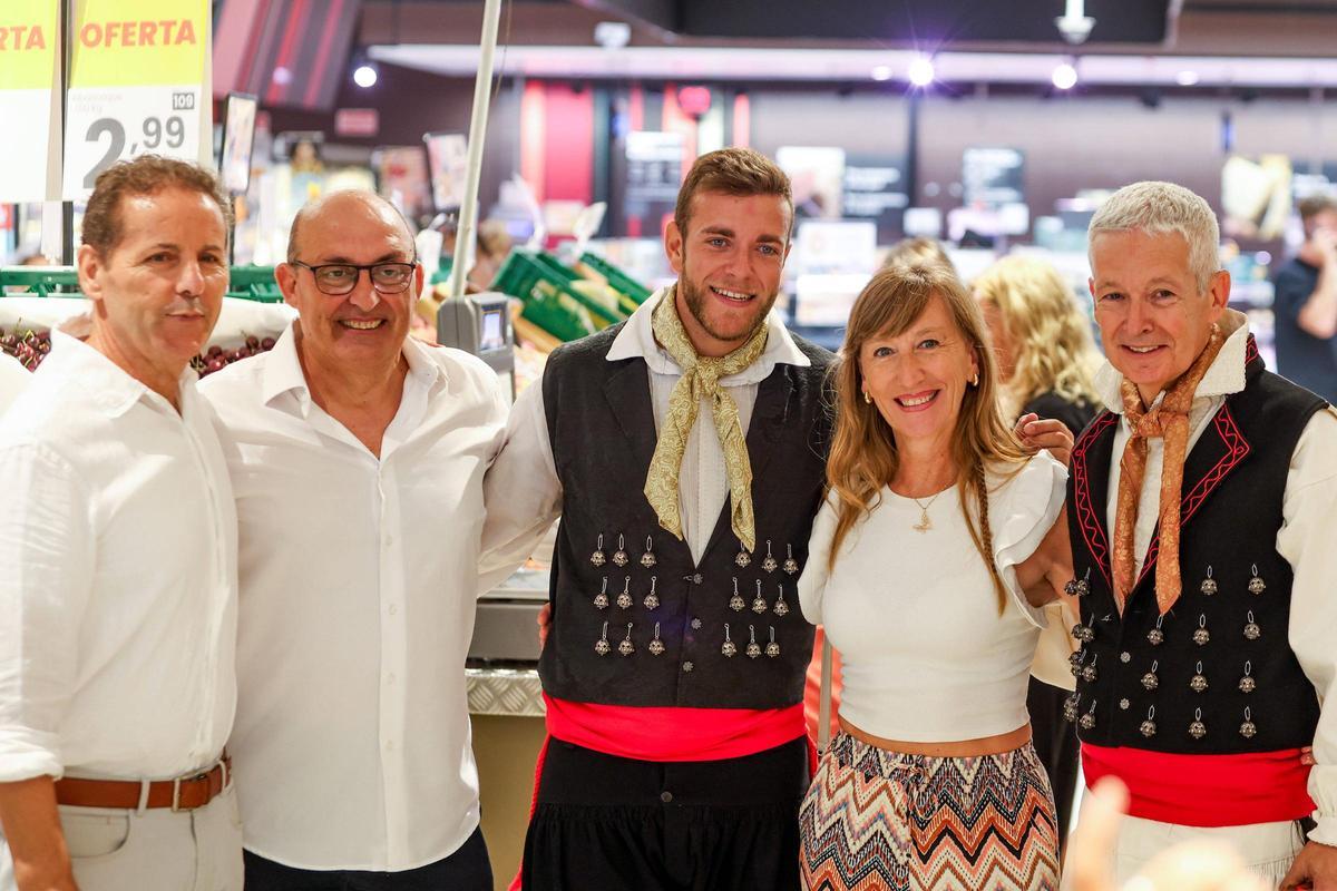 Mira las imágenes de la actuación de ball pagès en un supermercado Eroski