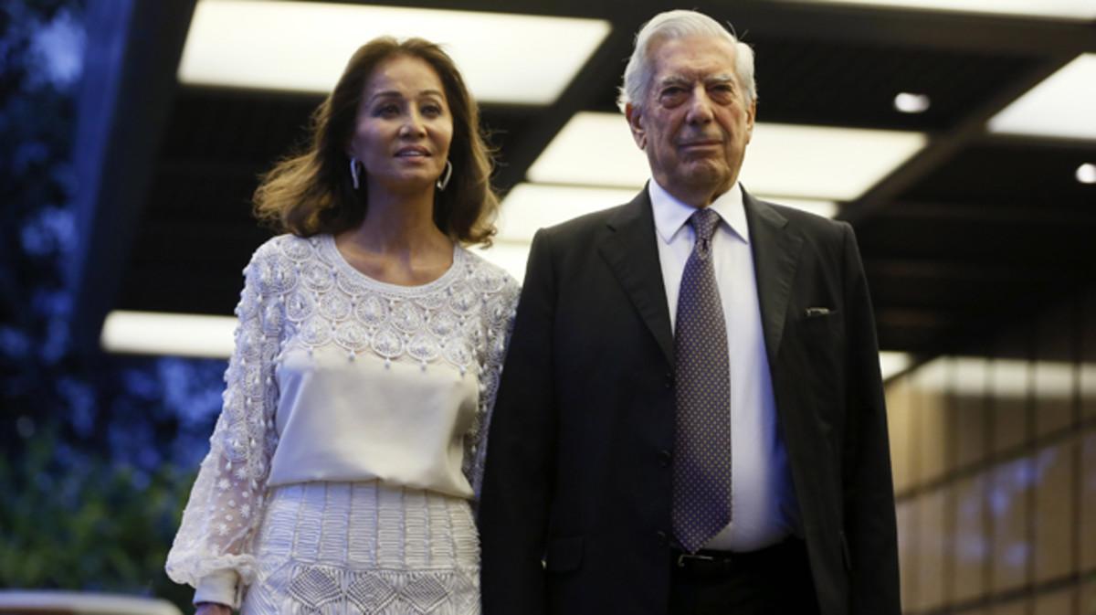 GRA154. MADRID, 28/03/2016.- El escritor Mario Vargas Llosa y su pareja Isabel Preysler a su llegada a la cena con la que el escritor peruano y Premio Nobel de Literatura celebra su 80 cumpleaños, hoy en el madrileño Hotel Villamagna, a la que está previsto que acudan, además de amigos y familiares, diversas personalidades, entre ellas varios exdirigentes iberoamericanos. EFE/Juanjo Martín