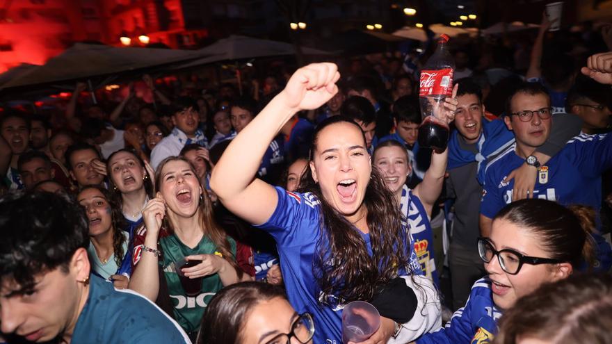 EN IMÁGENES: Así se vivió (entre los nervios y la locura desatada) la final del play-off en la plaza de Pedro Miñor de Oviedo