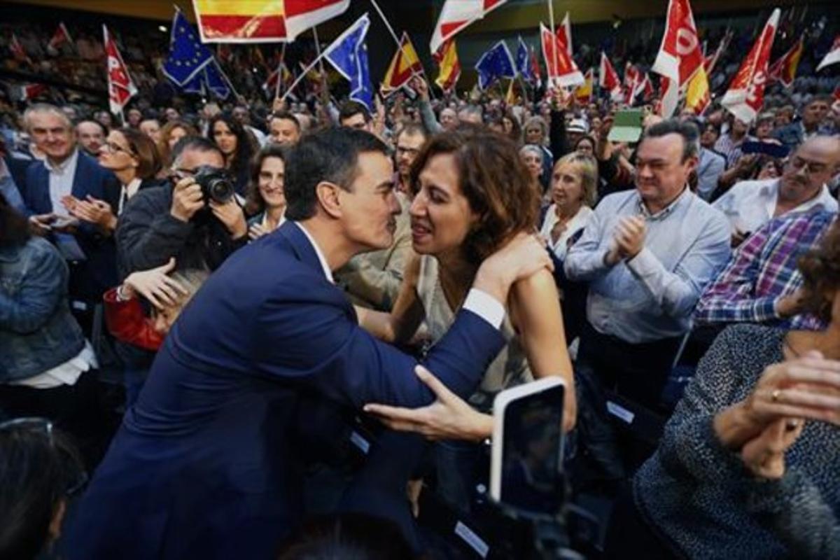 Pedro Sánchez saluda Irene Lozano a l’arribar al pavelló Antonio Magariños, seu històrica de l’Estudiantes de bàsquet, ahir a Madrid.