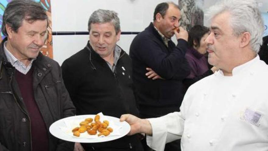 El cocinero del restaurante Solaina ofrece un aperitivo al presidente de la patronal, durante la pasada edición de las jornadas. // Muñiz