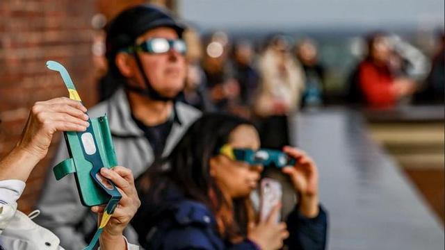 Viele Menschen sind sich nicht darüber bewusst, wie sie sich beim Beobachten einer Sonnenfinsternis richtig verhalten sollten.