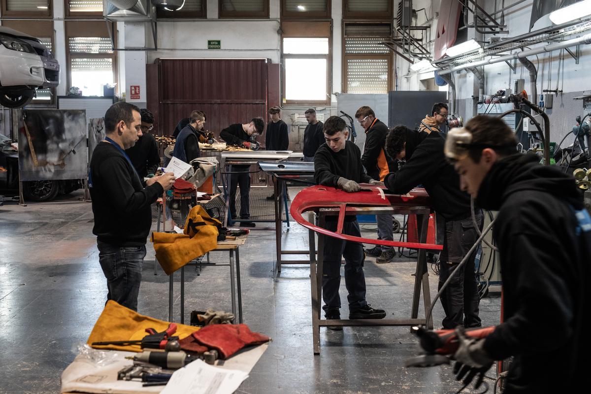 Participantes en el certamen Pompeu Skills, este viernes en el instituto Pompeu Fabra de Badalona.