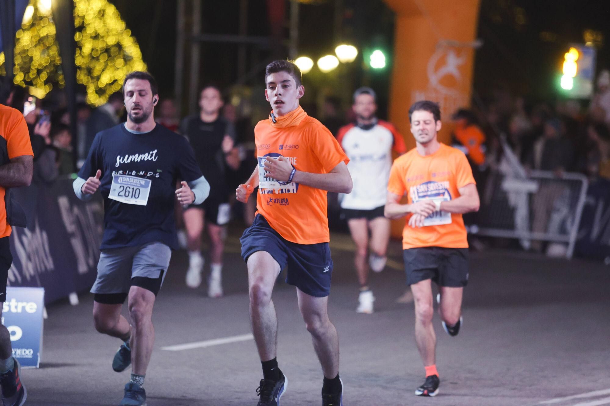 EN IMÁGENES: Alejandro Onís y Mariam Benkert saltan del segundo al primer puesto en la San Silvestre de Oviedo
