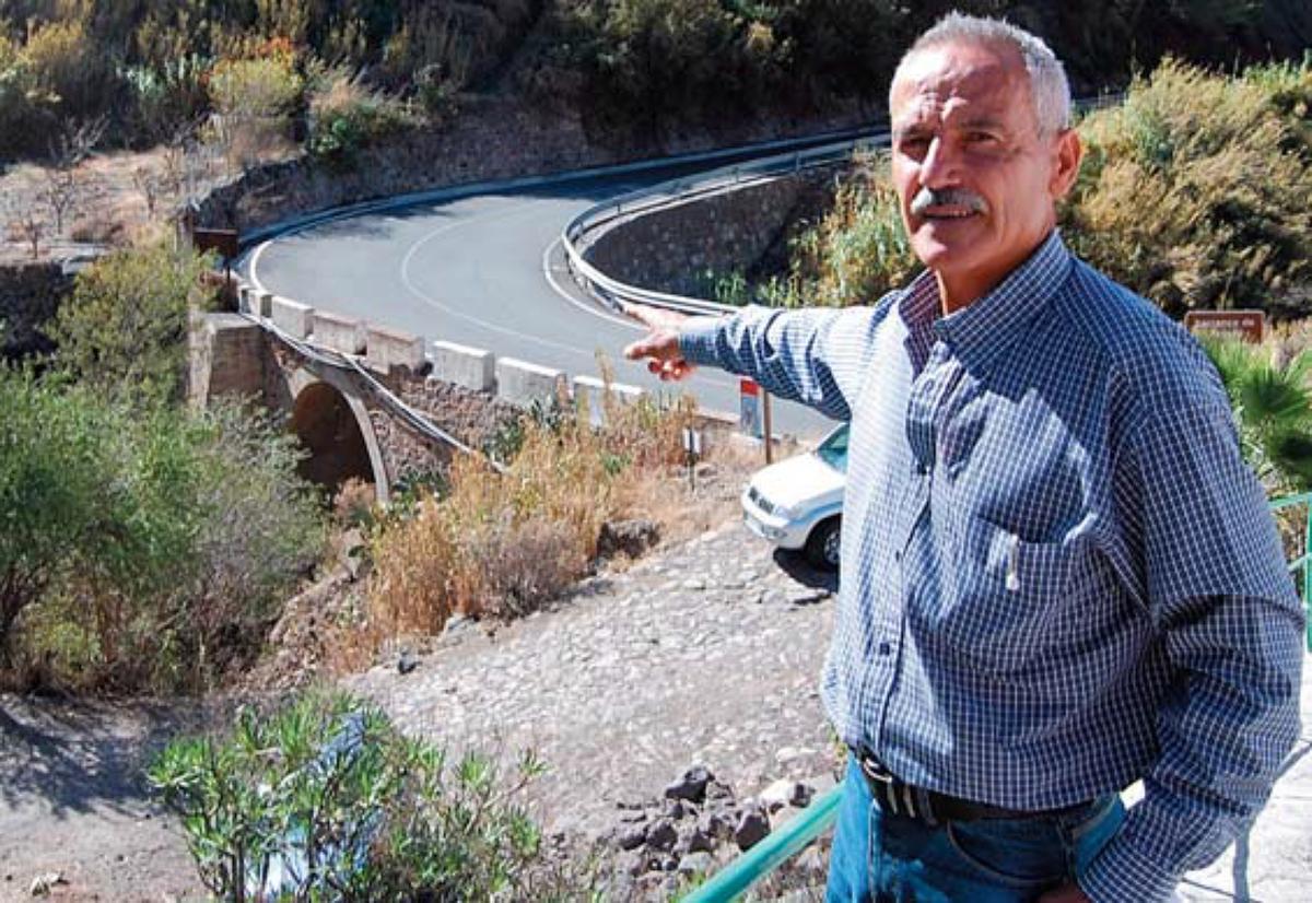Francisco Marrero señala el lugar de la tragedia.