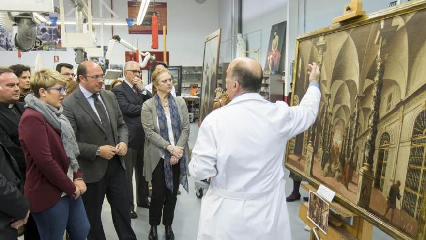 Pedro Antonio Sánchez, con Noelia Arroyo y María Comas, atienden al director del Centro de Restauración, Paco López Soldevilla.