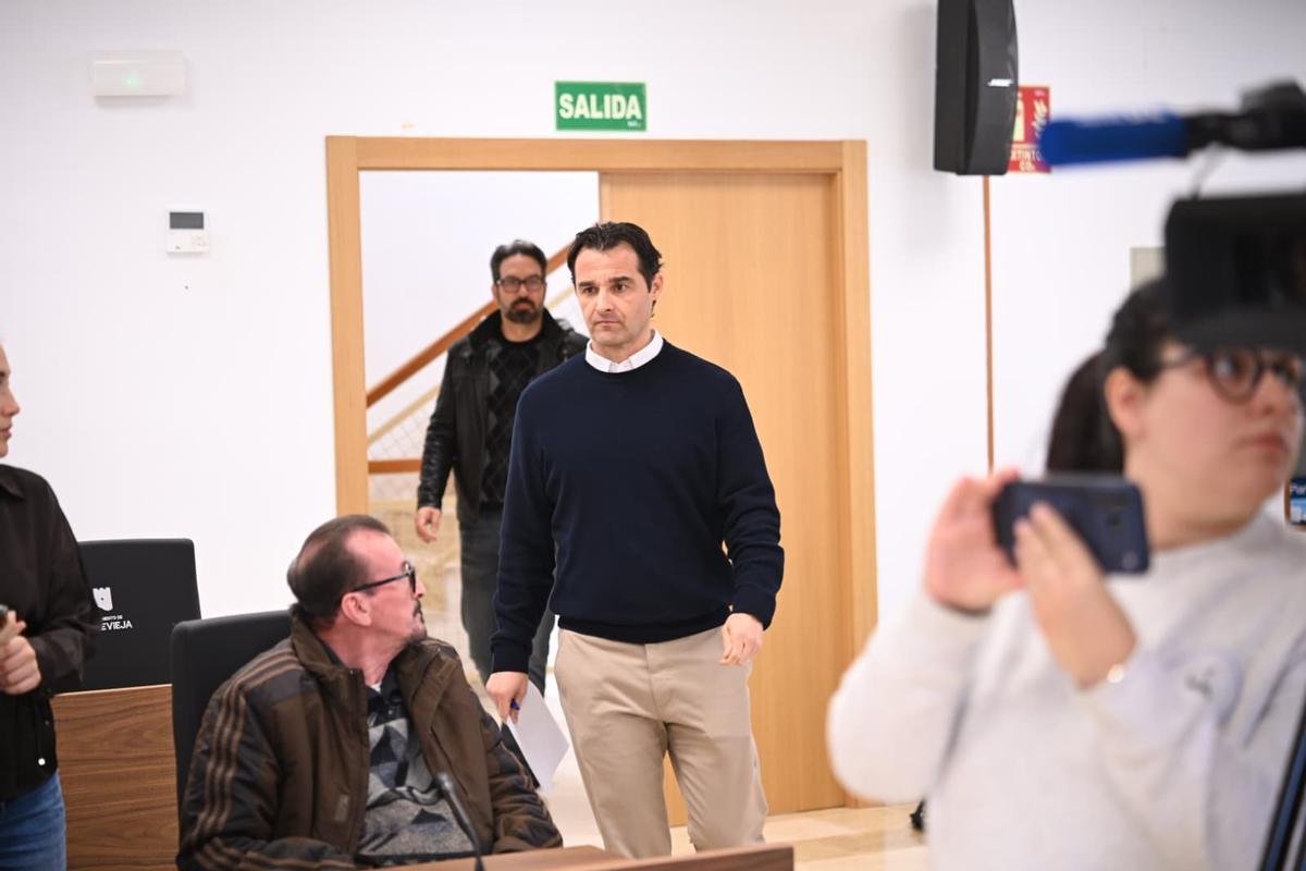 Eduardo Dolón, alcalde de Torrevieja, durante la comparecencia sobre el crimen