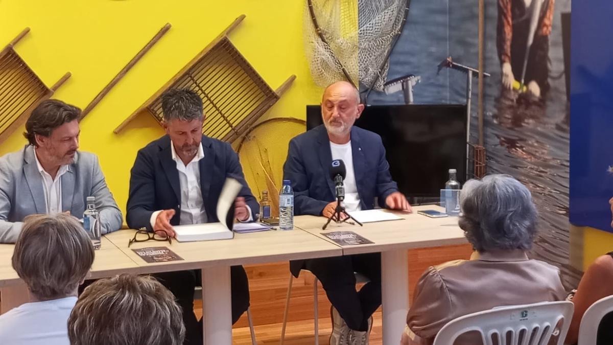 Por la izquierda, Antonio Rodríguez Miranda, Luis Oujo y José Manuel Vázquez Lijó, en la presentación del libro.