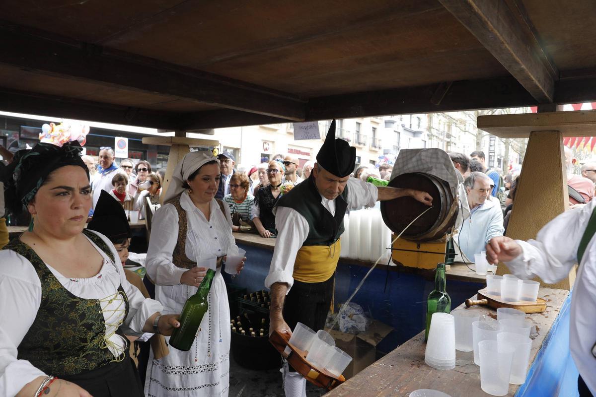En imágenes: la fiesta de Güevos Pintos toma Pola de Siero