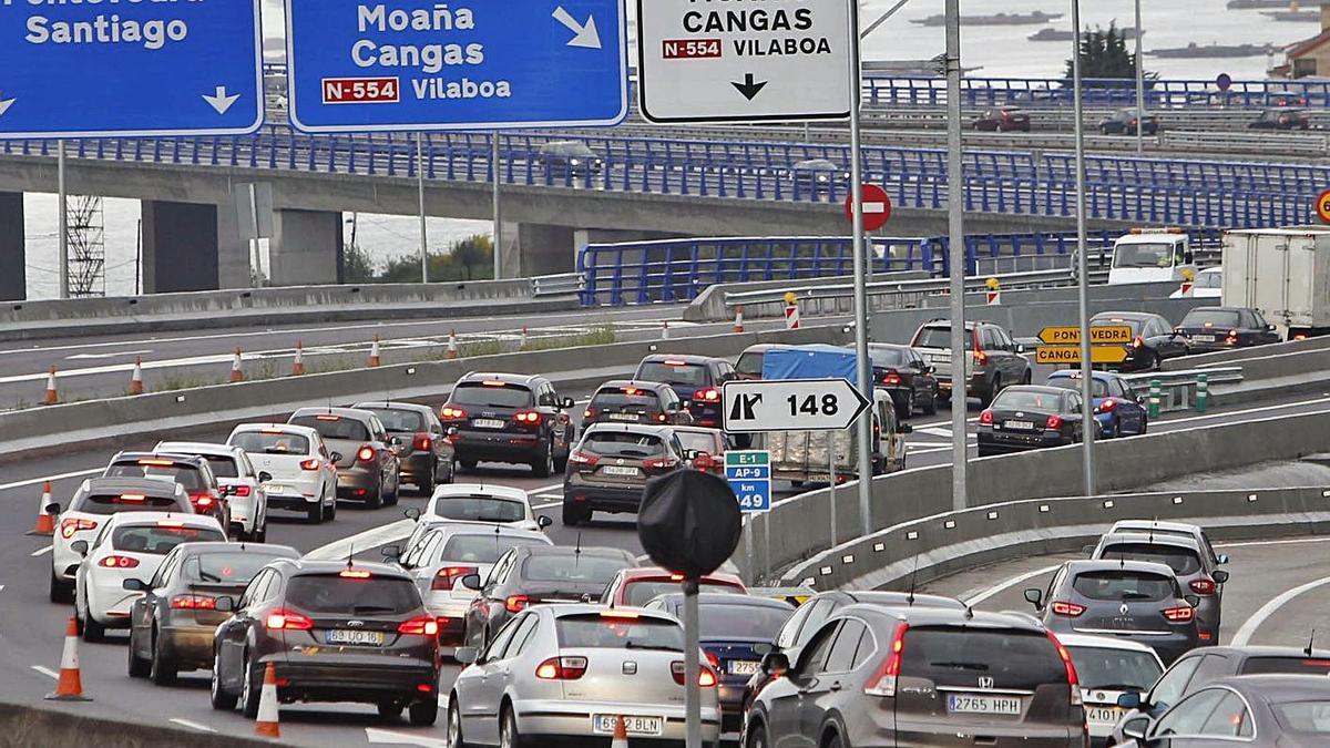 Coches atrapados en el puente de Rande durante las obras de ampliación en 2018.  |  // RICARDO GROBAS