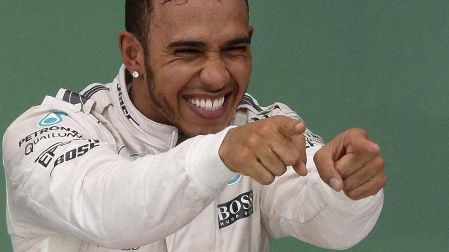 Hamilton, entusiasmado en el podio del Gran Premio de las Américas. // Efe