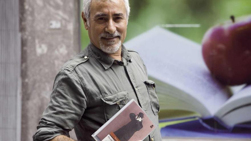 El escritor italiano Pino Cacucci, ayer, en Gijón, con un ejemplar de su novela.