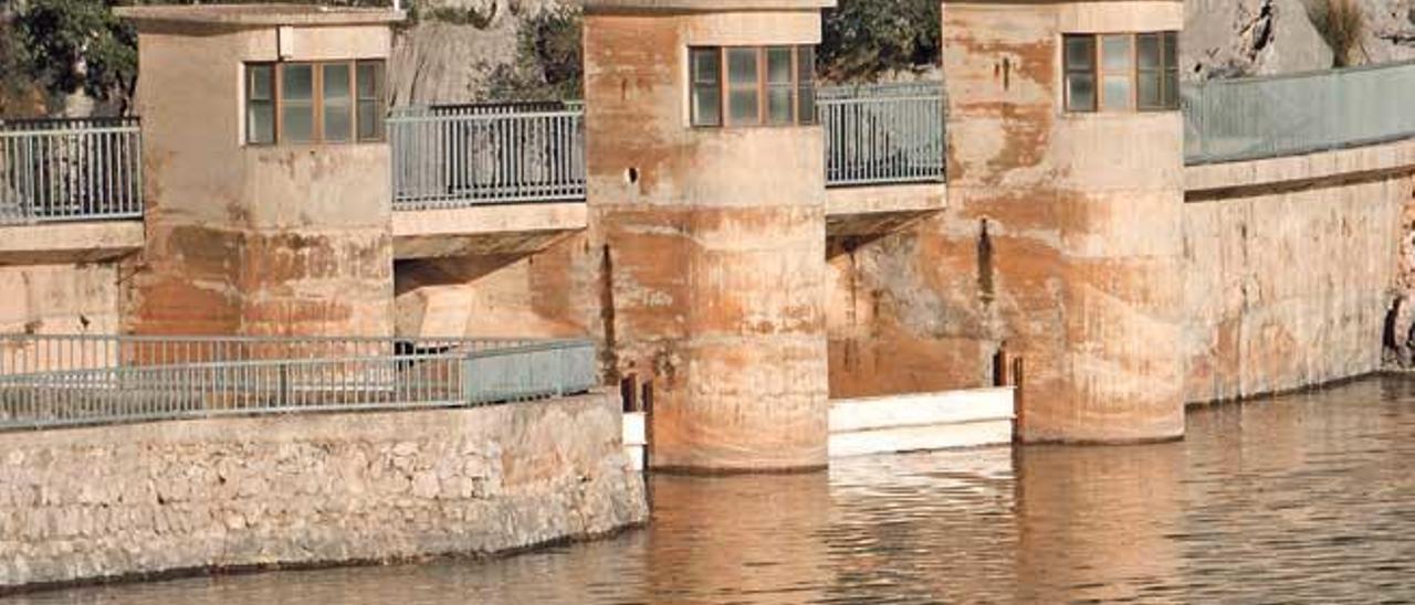 La compuerta colocada sobre el aliviadero evita el desbordamiento del agua acumulada.