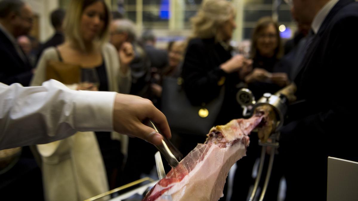 Degustación de jamón ibérico durante una gala del Català de l'Any.