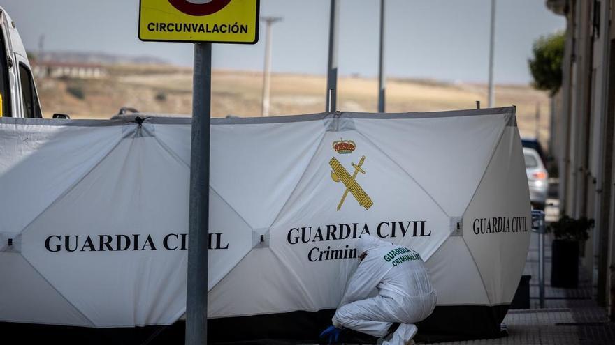 Criminalística de la Guardia Civil recoge pruebas en la vivienda del crimen de Zaragoza