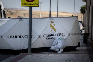 Criminalística de la Guardia Civil recoge pruebas en la vivienda del crimen de Zaragoza