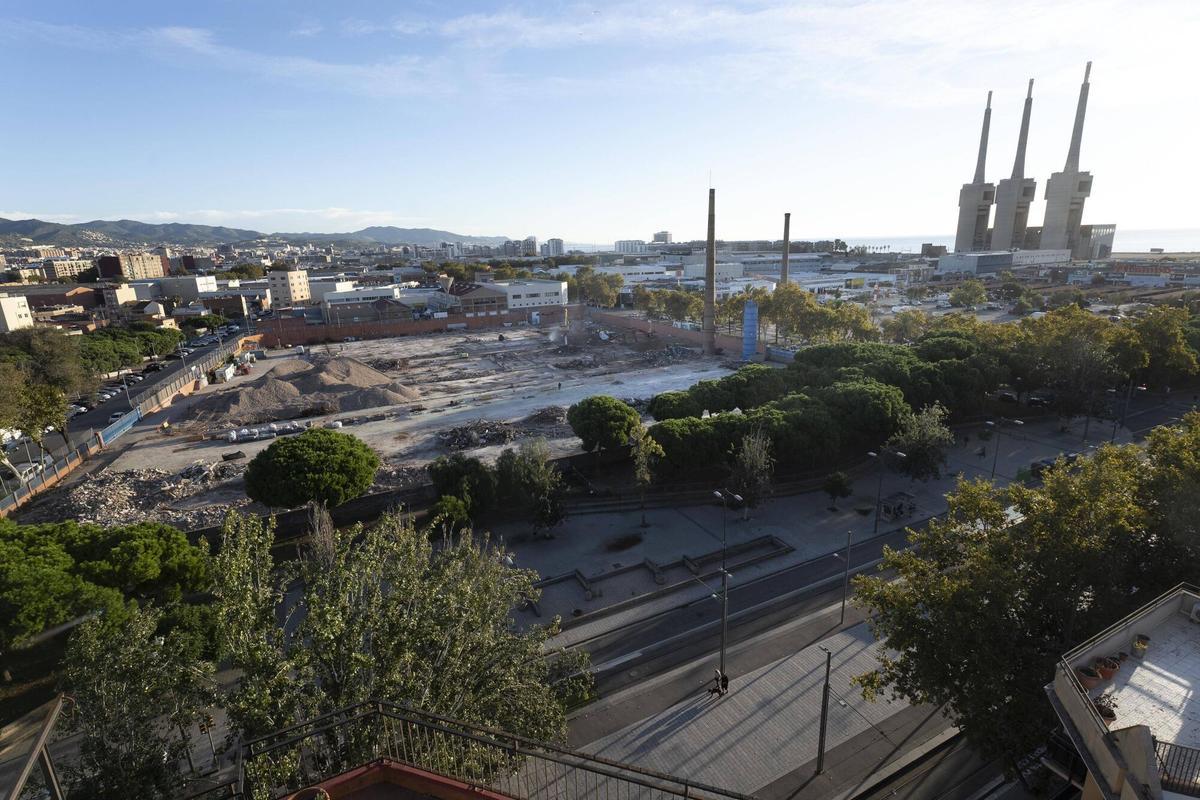 Los terrenos donde se construirán el nuevo centro comercial Alcampo y las cuatro sedes de marcas de Inditex, en Sant Adrià de Besòs.