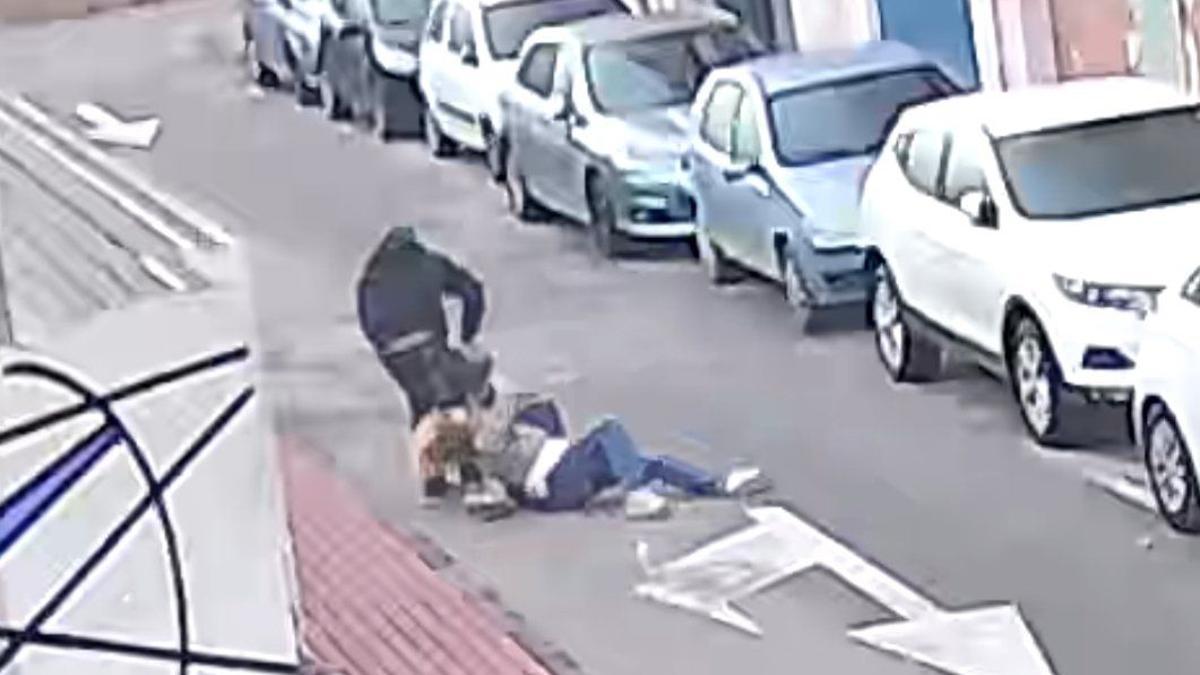 Momento en que el hombre ataca a la mujer y la deja tirada en el asfalto.