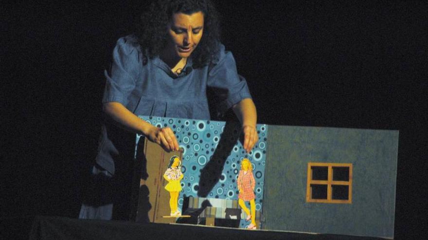 El teatro de títeres &quot;Malas palabras&quot; encandila a los niños en Posada