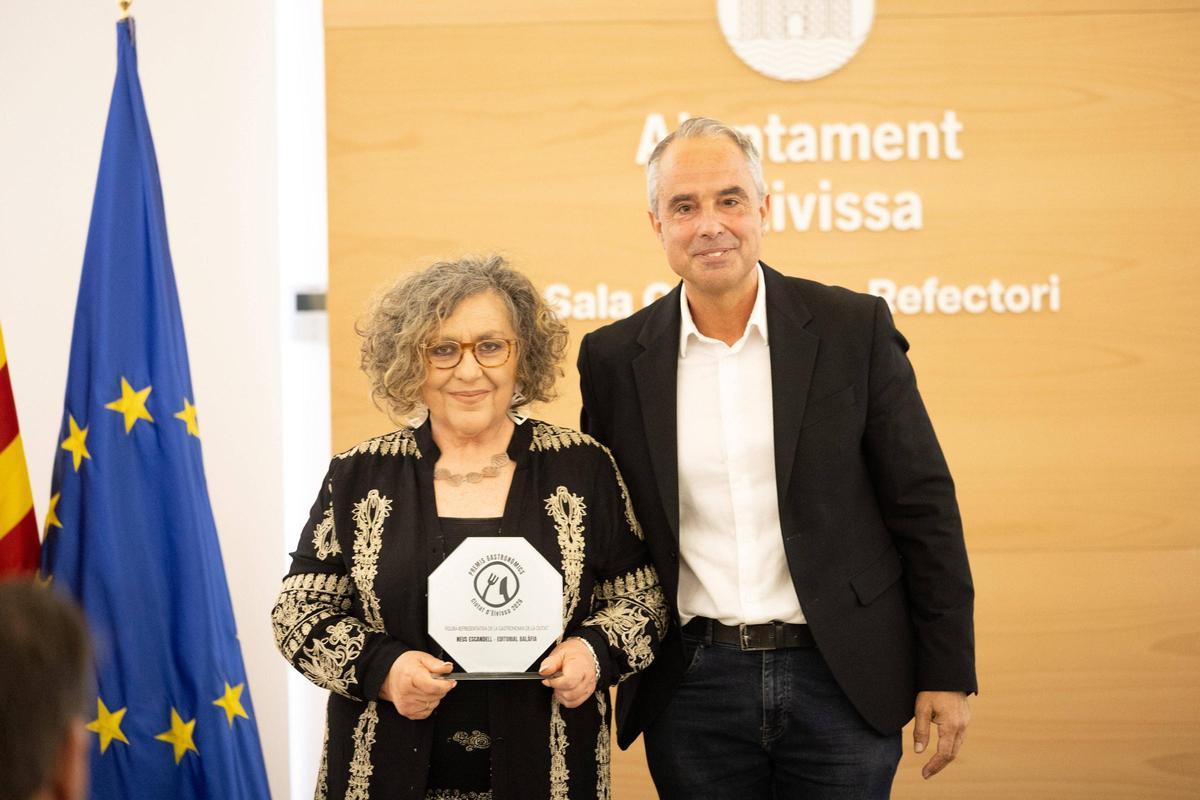 Neus Escandell recoge su galardón en los Premios Gastronómicos Ciutat d'Eivissa
