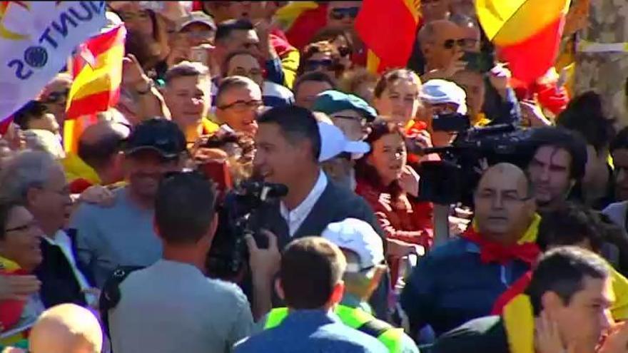 Banderas de España inundan las calles de Barcelona