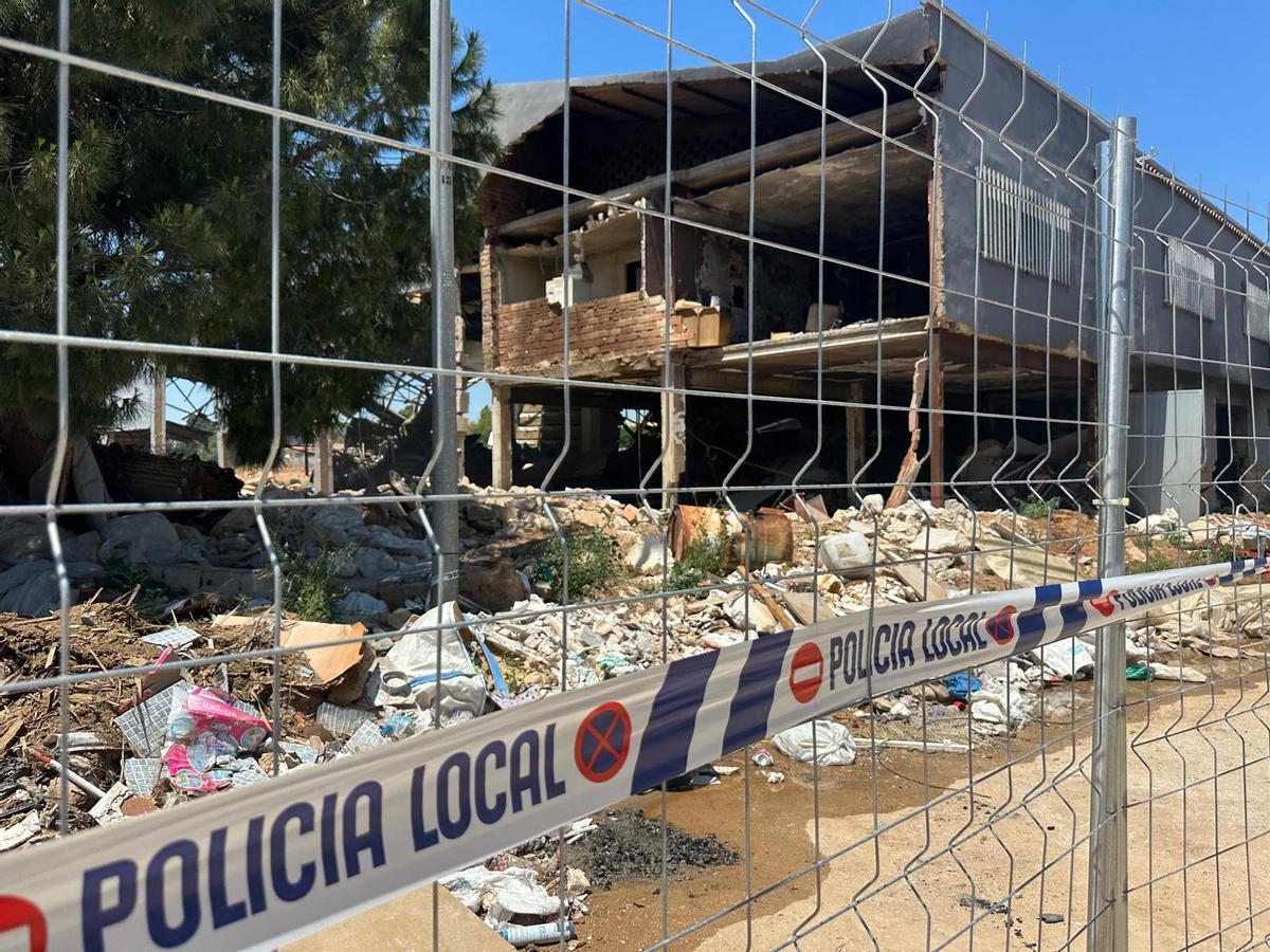La Policía Local de Torrent precinta el perímetro de la nave calcinada.