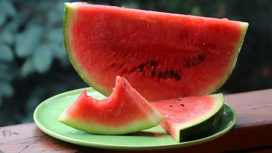 No la volverás a tirar a la basura: esto aporta a la salud la cáscara de la sandia