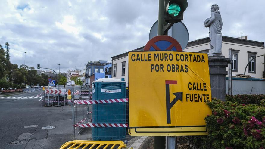 Cartel en la autovía del centro que señala el corte por obras de la calle Muro, en Las Palmas de Gran Canaria.