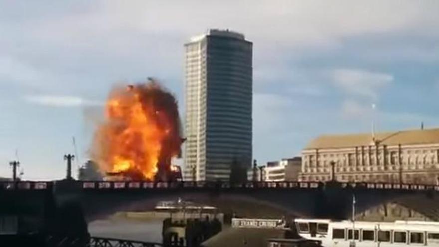 Pánico en Londres por la explosión de un bus durante el rodaje de una película