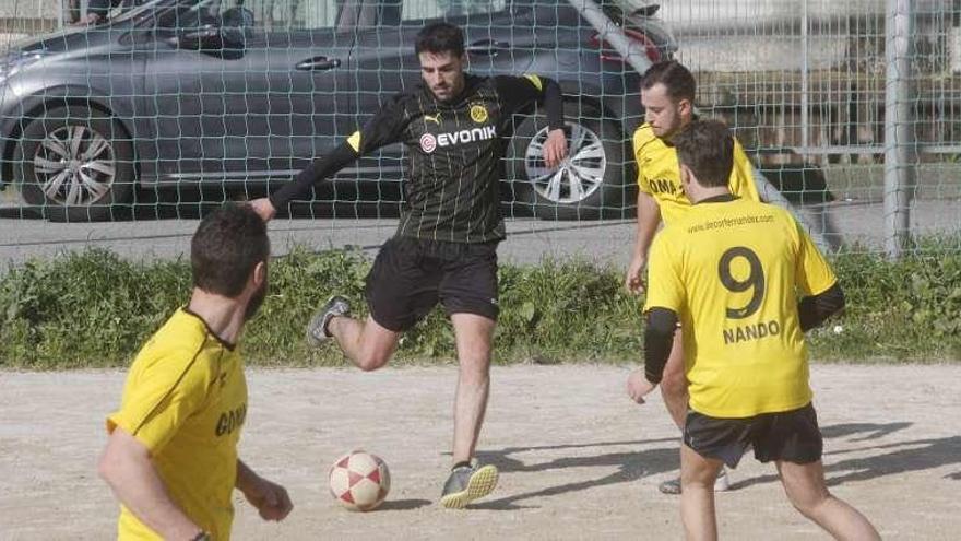 Un encuentro de liga del Kenyata de Cangas. // Santos Álvarez